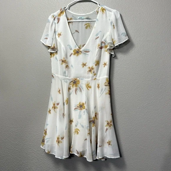 Urban Outfitters Kimchi Blue Sarah Flutter-Sleeve Chiffon Mini Dress - Picture 13 of 14